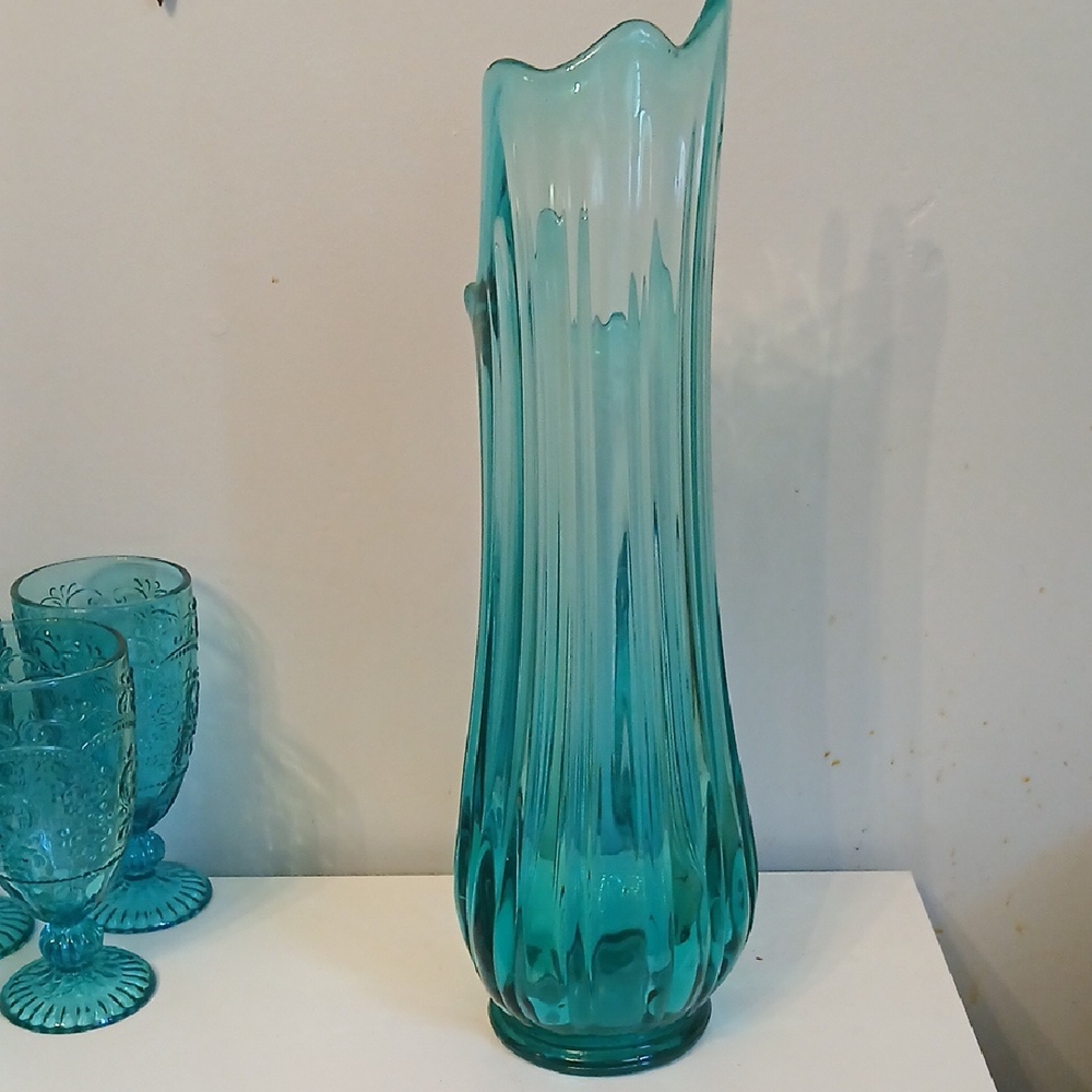 Elegant Blue Glass Vase - Picture 4 of 5